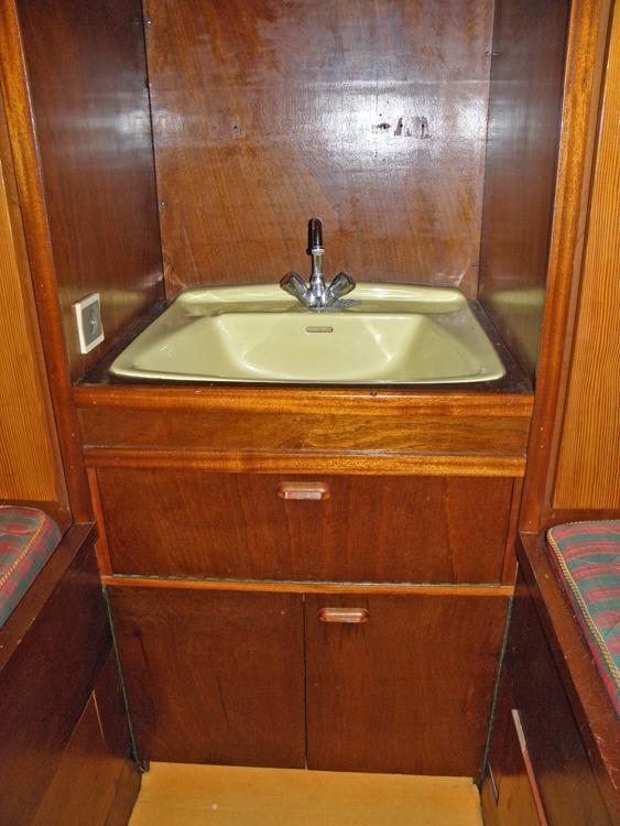 Aft cabin, Accommodation